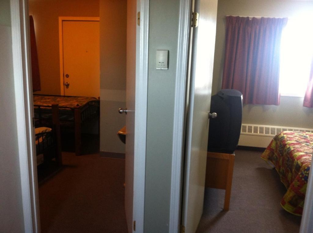 Raccoon Lodge Motel Sylvan Lake Camera foto